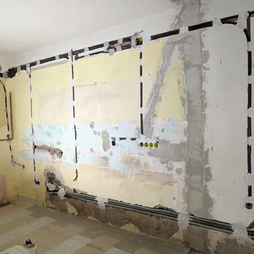 Falba mart védőcsőben vezetett konyhai elektromos hálózat