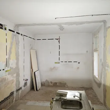 Falba mart védőcsőben vezetett konyhai elektromos hálózat