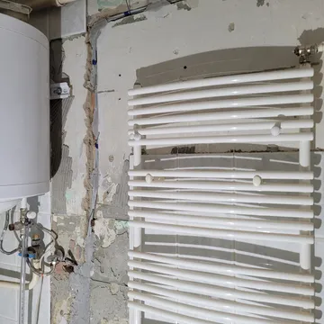 Új elektromos áramkörök falba építve, vakolható dupla szigetelésű kábelekkel