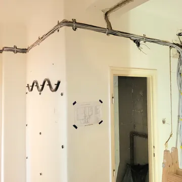 Új elektromos áramkörök falba építve, vakolható dupla szigetelésű kábelekkel
