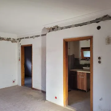 Új elektromos áramkörök falba építve, vakolható dupla szigetelésű kábelekkel