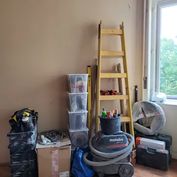A hálózatépítéshez szükséges szerszámok, gépek, anyagok egy része