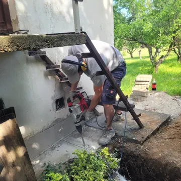 Beton járda bontása a földkábel nyomvonalában