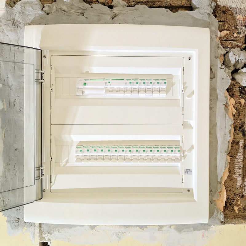 kész falba süllyesztett lakáselosztó burkolattal