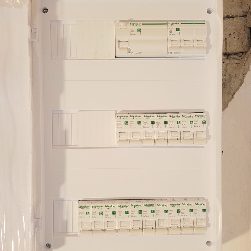 kész lakáselosztó burkolattal