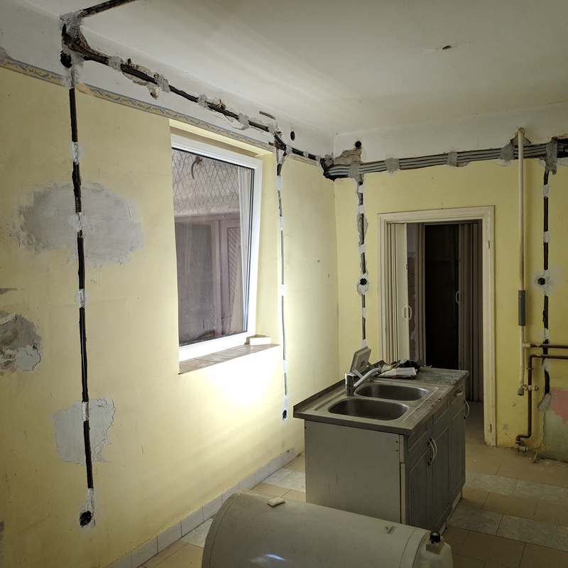 falba mart védőcsőben vezetett konyhai elektromos hálózat