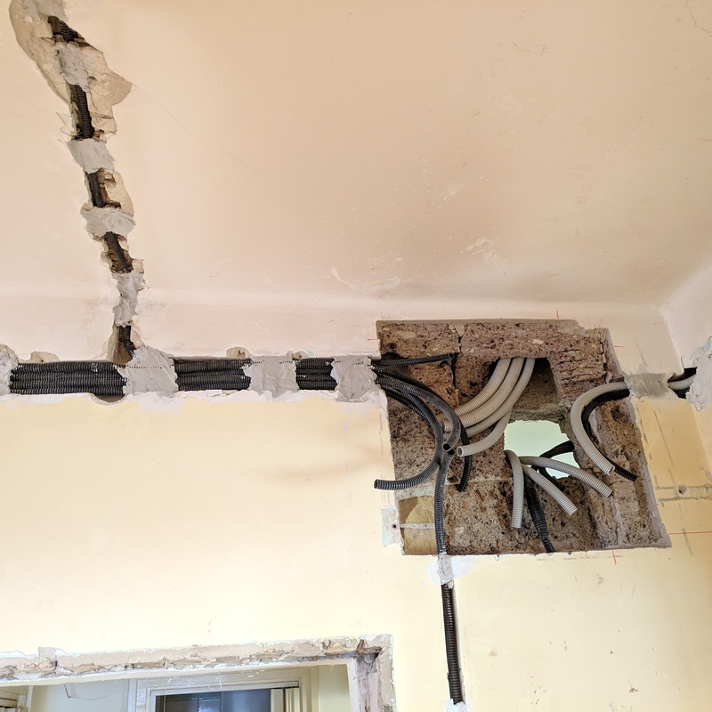 falba vésett lakáselosztóba érkező hálózat