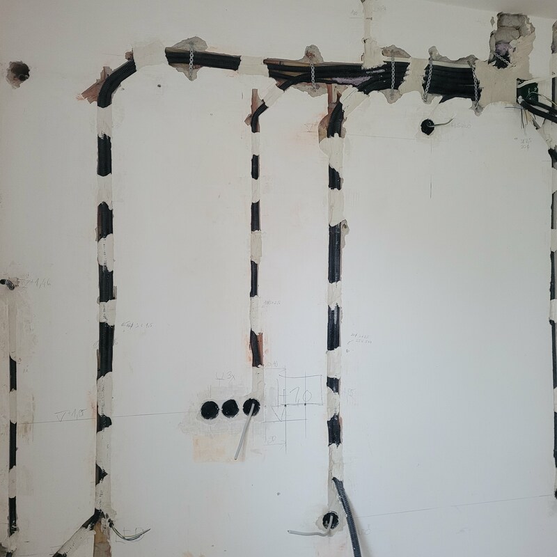 konyhai elektromos hálózat téglafalban